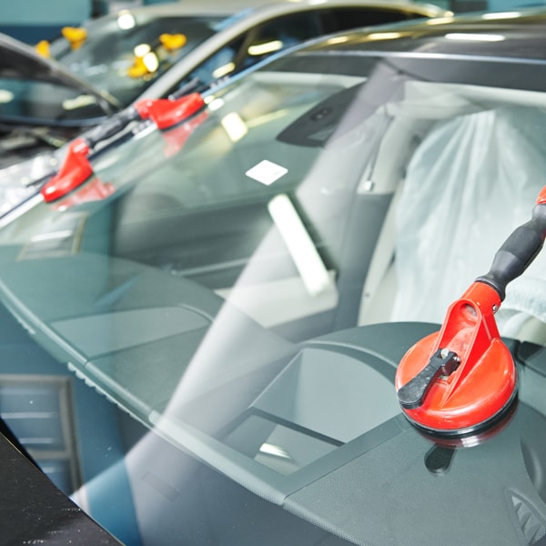 Which auto glass company to contact when windshield is damaged 