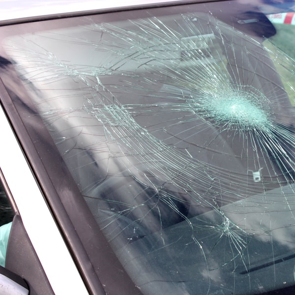 what auto glass replacement tech to call and how much does it cost to fix broken windshield 